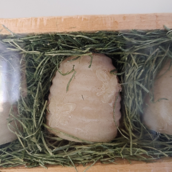 NEW Set of 3 Beeswax Candles Beehive Handmade Gift - Picture 4 of 9